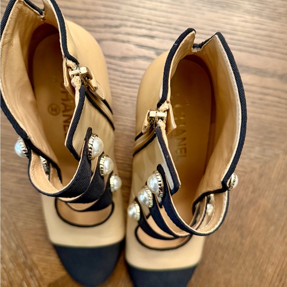 Chanel Elegant Cream and Black Women's Heels - Picture 8 of 13